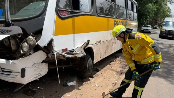 Carro e ônibus escolar colidem na BR-282