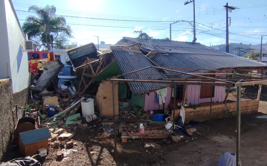 Caminhão atinge carros e residência em Xanxerê