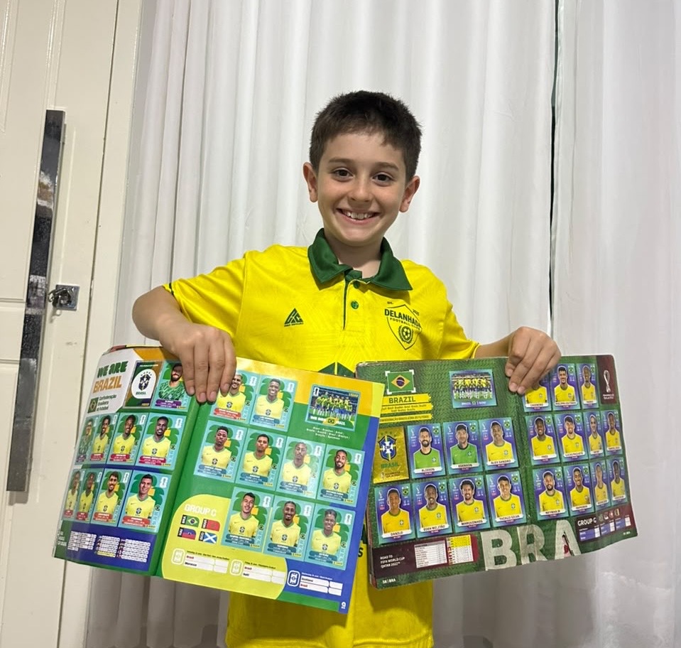   Menino completa álbum da Copa do Mundo com 994 figurinhas