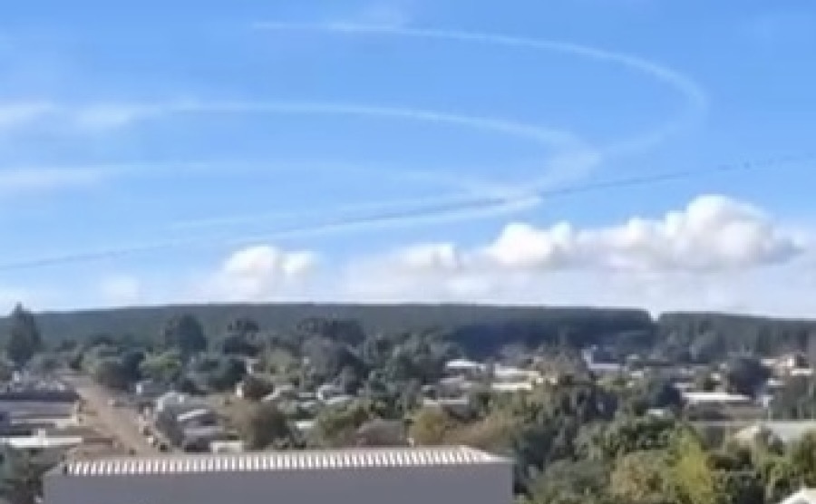 Avião faz manobras em círculos; entenda