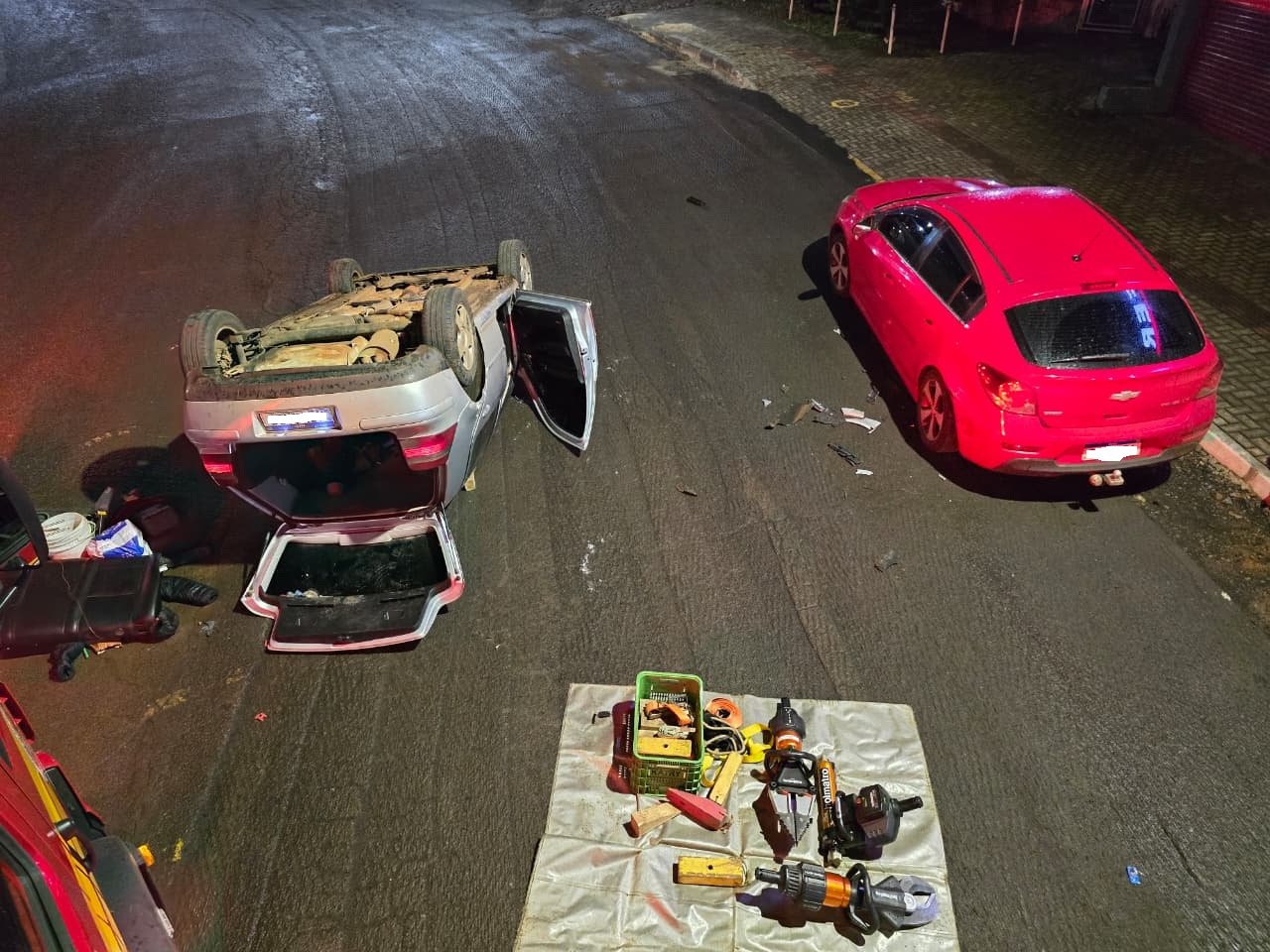 Motorista é retirado pelo porta-malas após capotamento em Xaxim