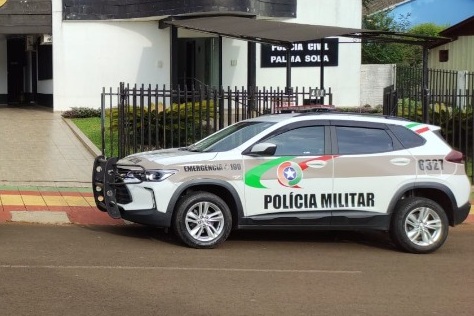 Aluno de 15 anos empurra professor dentro de sala