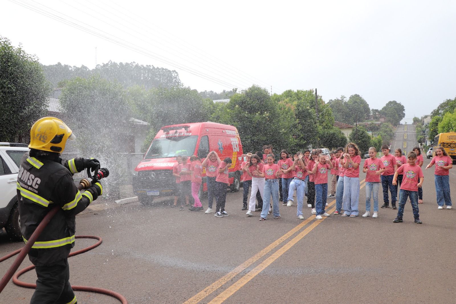Com direito a “banho”, Modelo celebra formatura de bombeiros mirins