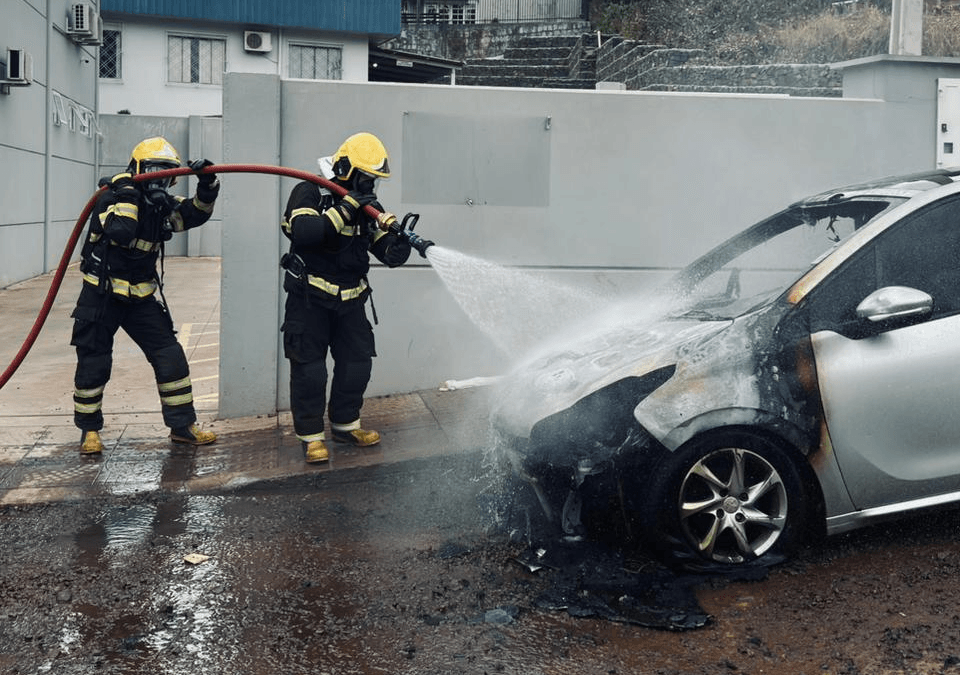 Peugeot 208 é destruído em incêndio