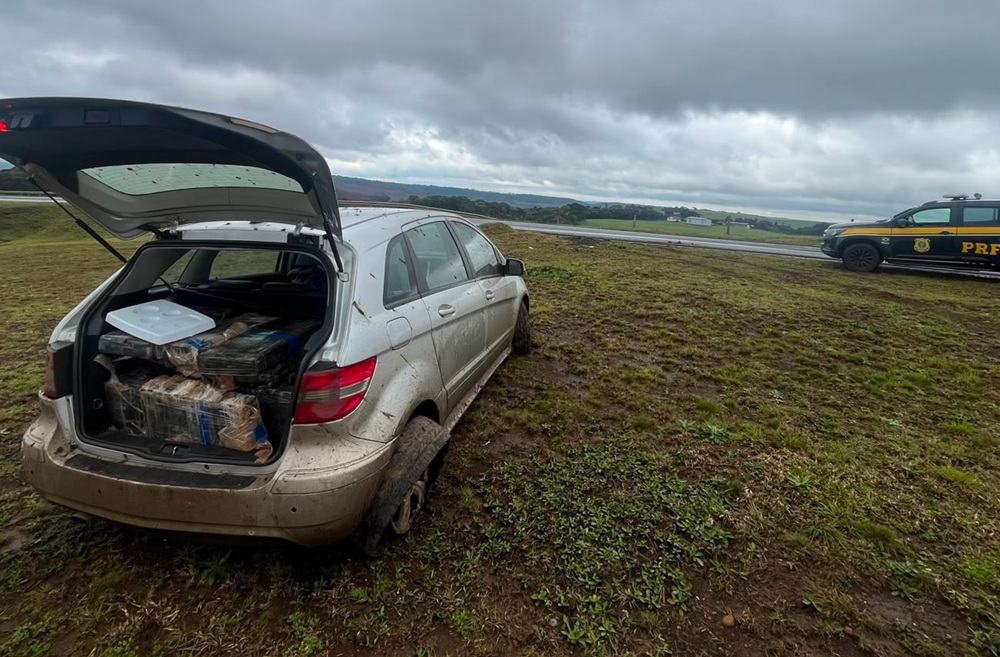 Fuga termina com carro atolado e mais de 300 quilos de maconha apreendidos