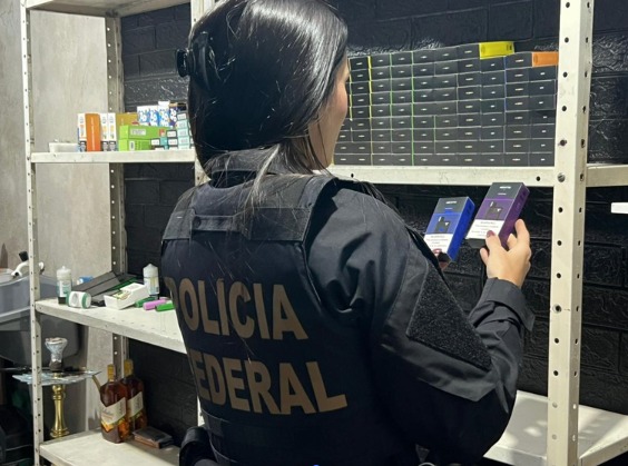PF faz operação contra contrabando e comércio ilegal de cigarros convencionais e eletrônicos