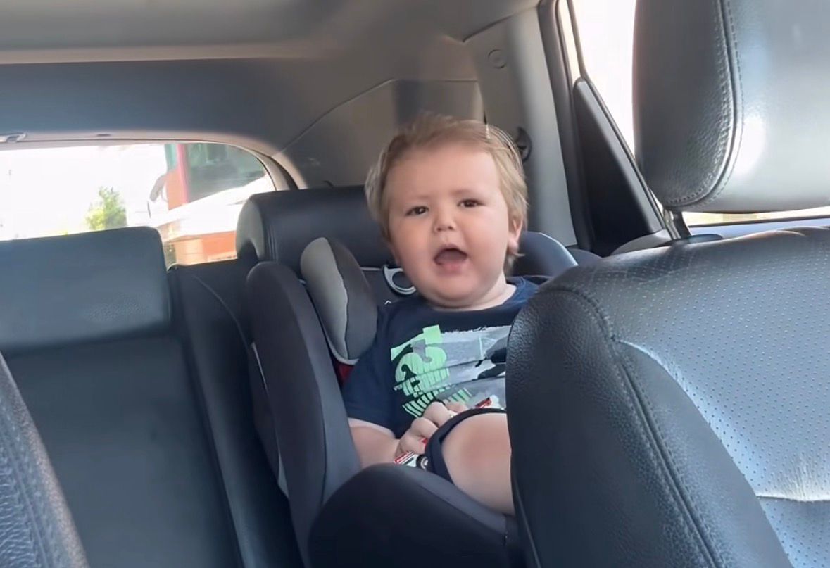 Gusttavo Lima compartilha vídeo de criança de Palmitos cantando sua música