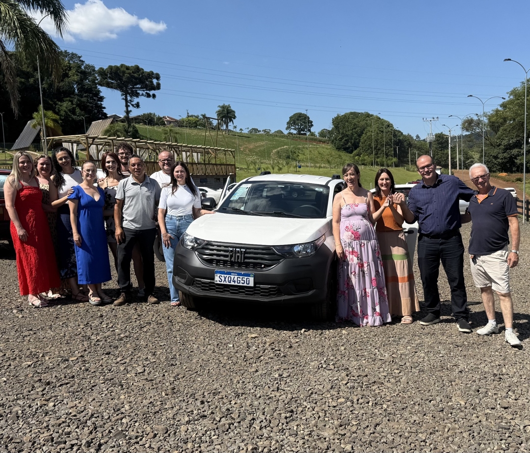 Prefeitura de Pinhalzinho destina veículo para qualificar serviços da APAE