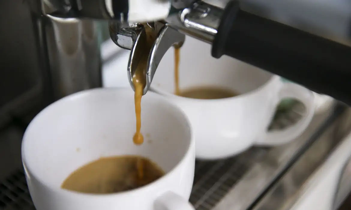 Preço do café sobe e consumo recua no Brasil após anos de alta nos custos