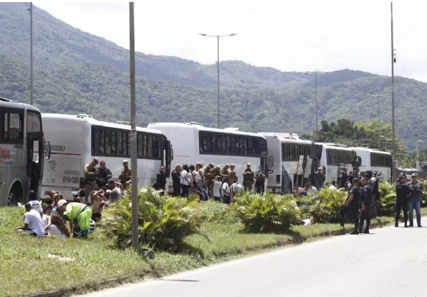 Santistas emboscam torcedores do Inter e bloqueiam trecho da BR-101 em Itapema