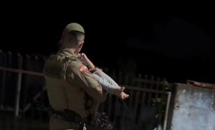 Mãe sai para beber e filho de 4 anos é encontrado chorando sozinho