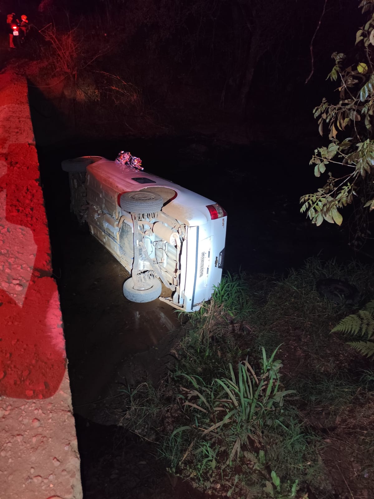 Homem fica ferido após carro capotar e cair de ponte em União do Oeste