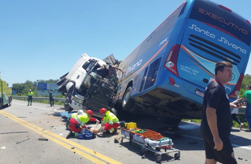 Colisão entre ônibus e caminhão deixa ao menos seis mortos na BR-116, em Pelotas