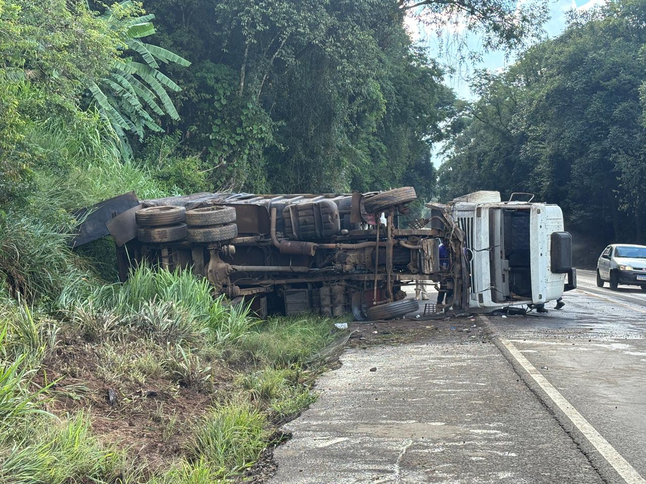 Motorista fica ferido após cabine se desprender em tombamento