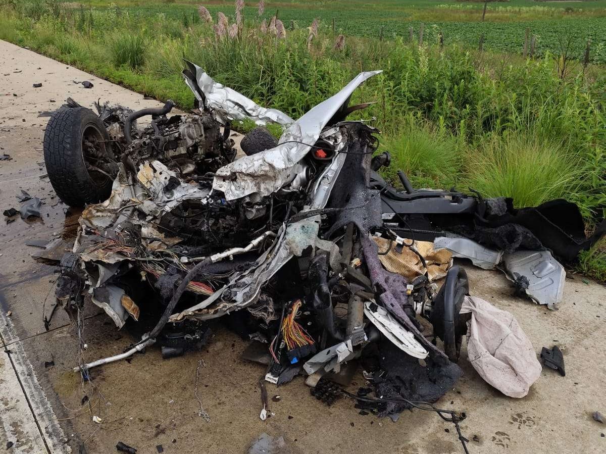 Picape parte ao meio em violenta colisão