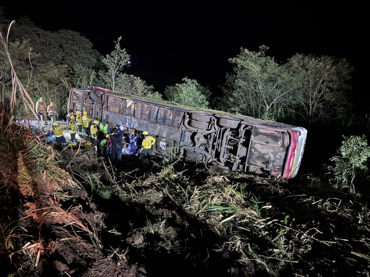 Ônibus tomba em ribanceira e deixa três mortos