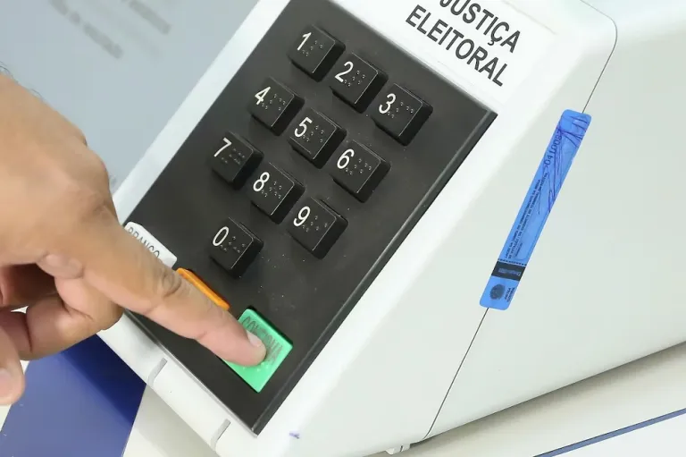 Mesmo com voto facultativo, 74% dos brasileiros dizem que continuariam indo às urnas