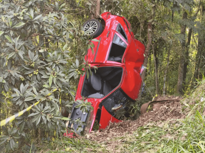 Gol "fica em pé" após acidente; menino morre