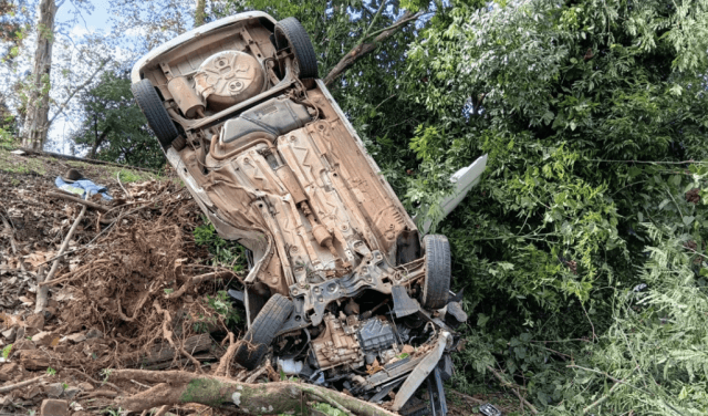 Condutora sofre ferimentos após carro ficar de "pé" em Anchieta