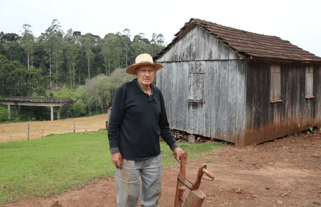Aos 86, agricultor cuida da propriedade — e guarda o passado em galpões