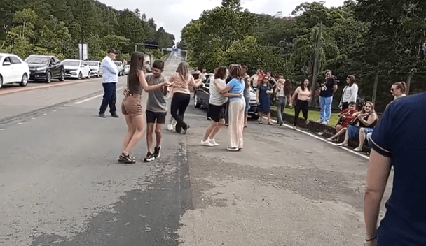 Viajantes improvisam "baile" à beira de estrada interditada