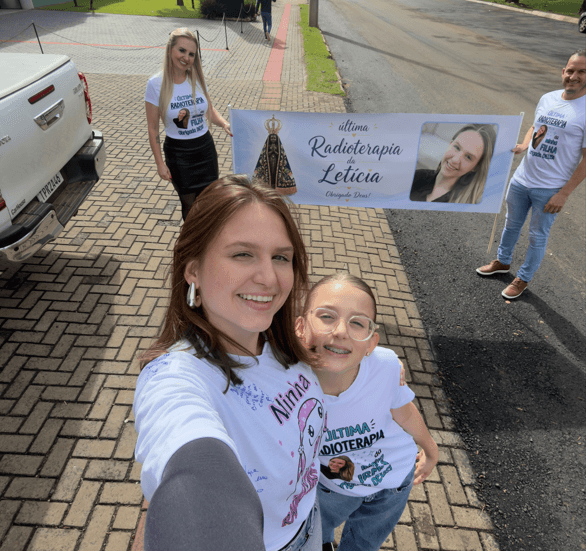 Jovem conclui radioterapia e recebe homenagem de familiares