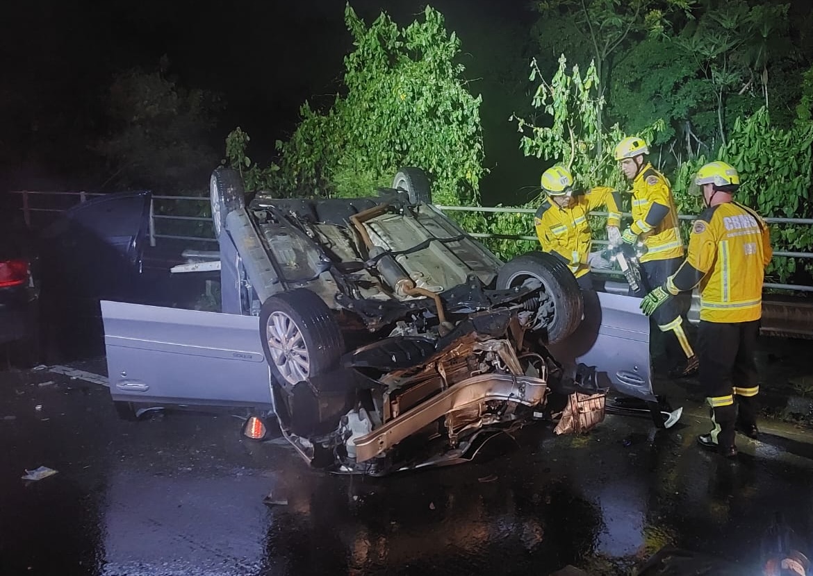 Colisão frontal entre carros mata dois jovens