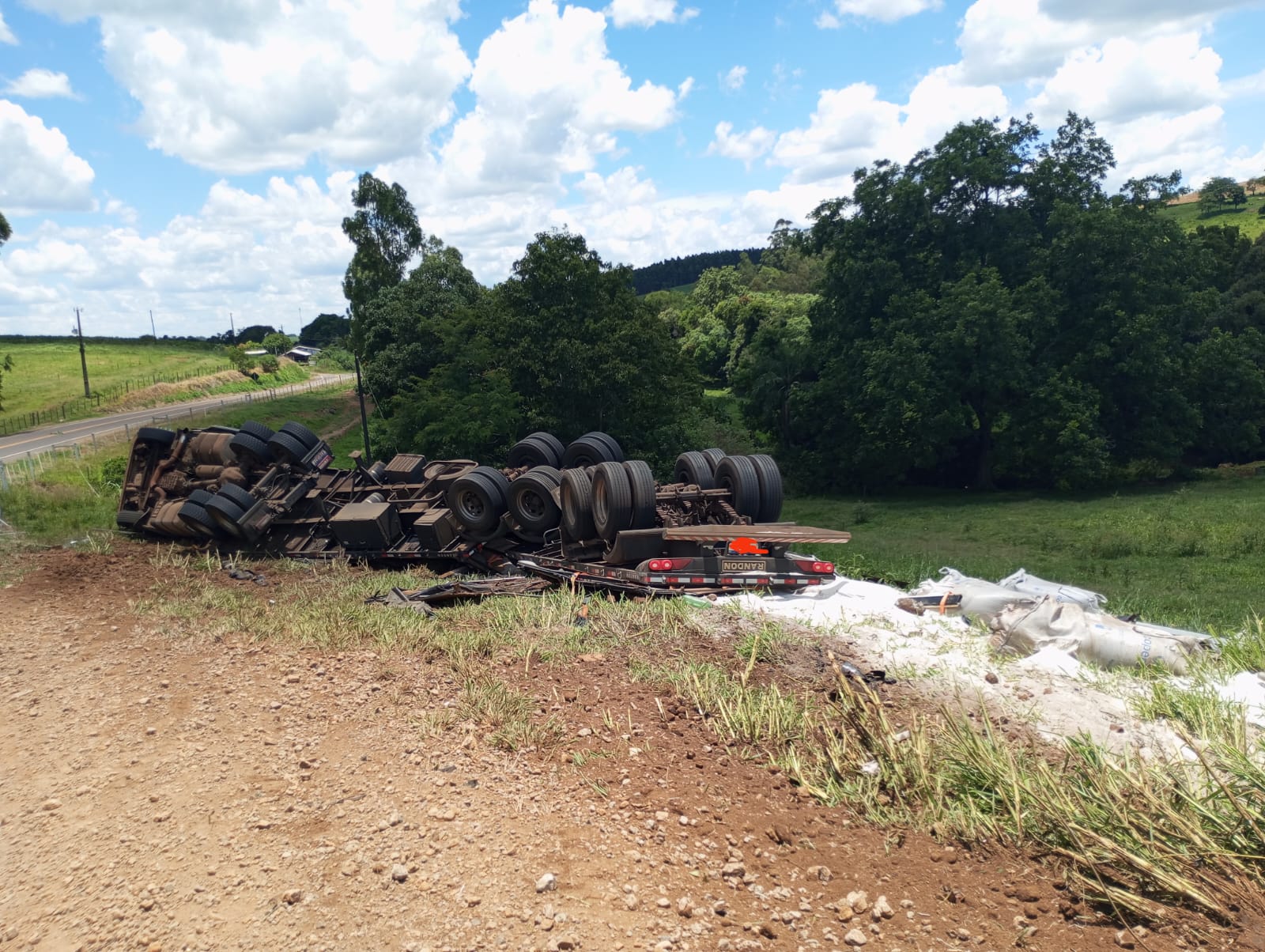 Carreta tomba em Bom Jesus do Oeste e motorista é encaminhado ao hospital