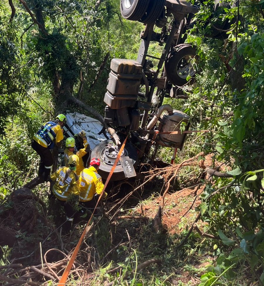 Motorista é retirado das ferragens após saída de pista de caminhão-tanque