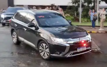 Bolsonaro recebe alta médica e retorna à custódia da Polícia Federal em Brasília