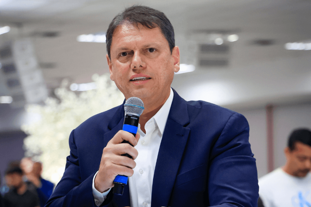 Tarcísio de Freitas é reeleito governador de São Paulo no primeiro turno