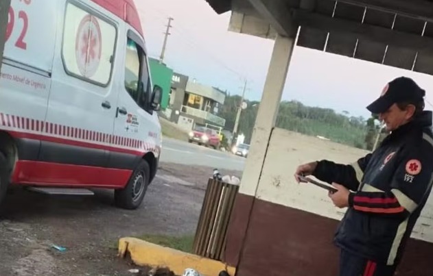 Homem em situação de rua é encontrado morto em ponto de ônibus durante onda de frio em SC