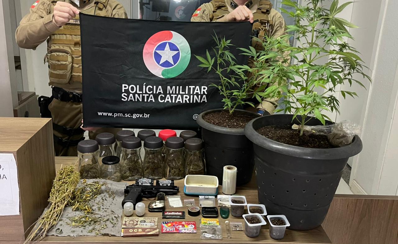 PM apreende drogas e simulacro de arma no Centro de Pinhalzinho