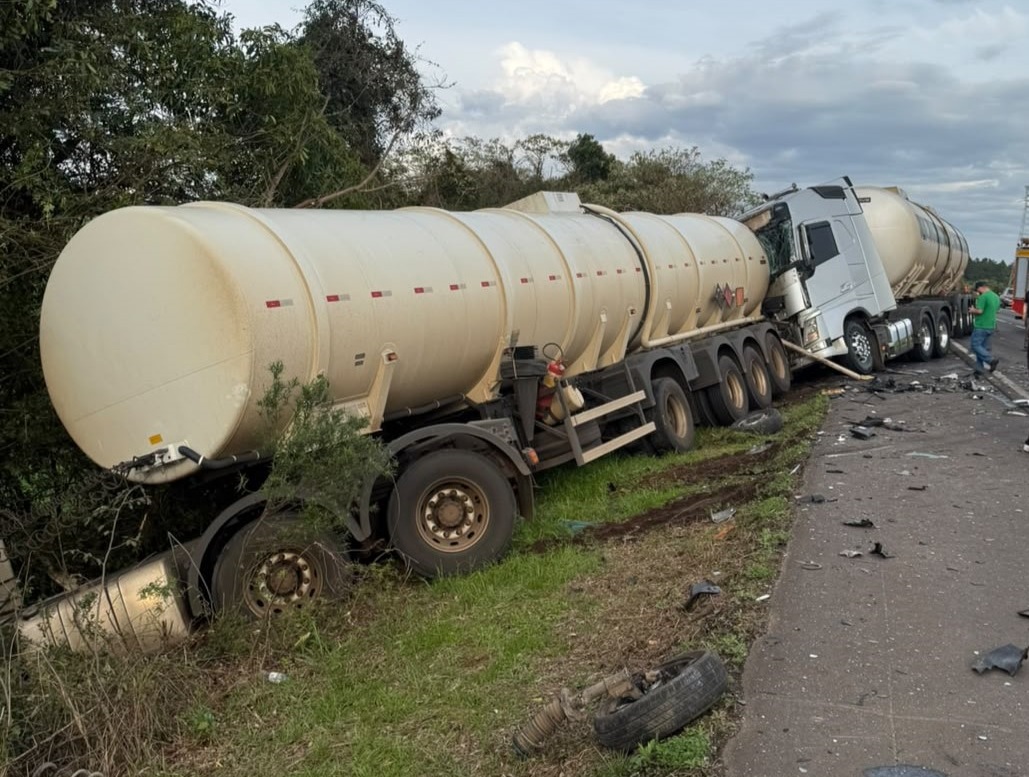 Condutor fica gravemente ferido em acidente com carro, van e caminhões