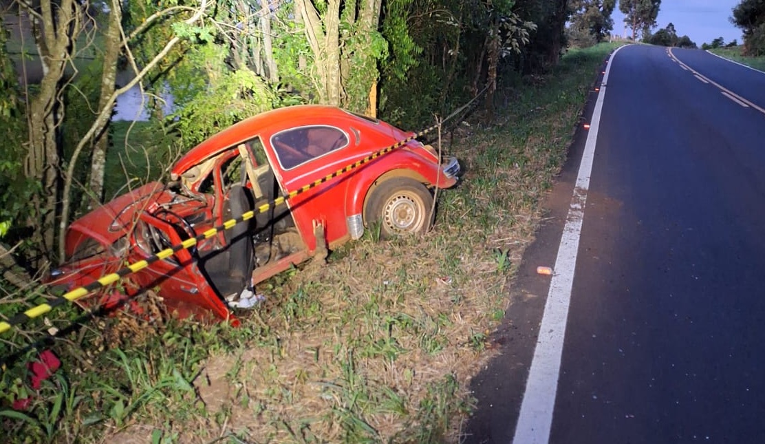 Fusca sai da estrada; motorista fica em estado grave