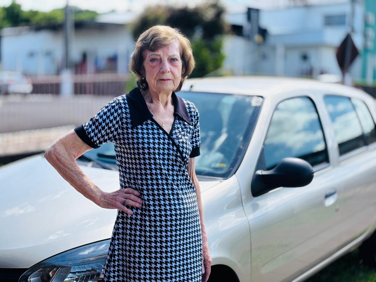 Dirigir não tem idade: idosa de 89 anos segue firme ao volante