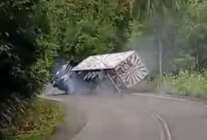 Veículo carregado de refrigerantes fica sem freios em curva 