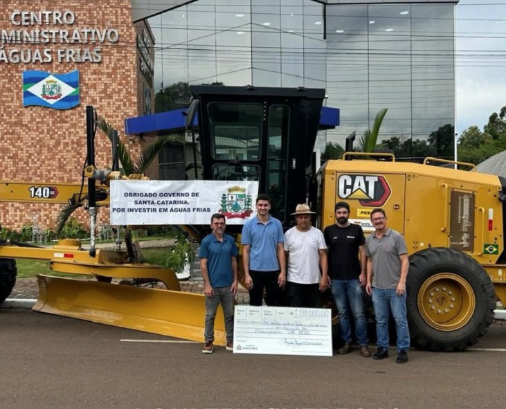 Águas Frias recebe nova motoniveladora e reforça estrutura para melhorias nas estradas