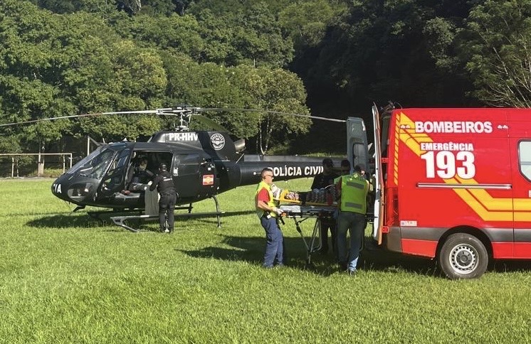 Homem sofre queda de cinco metros e é resgatado de helicóptero