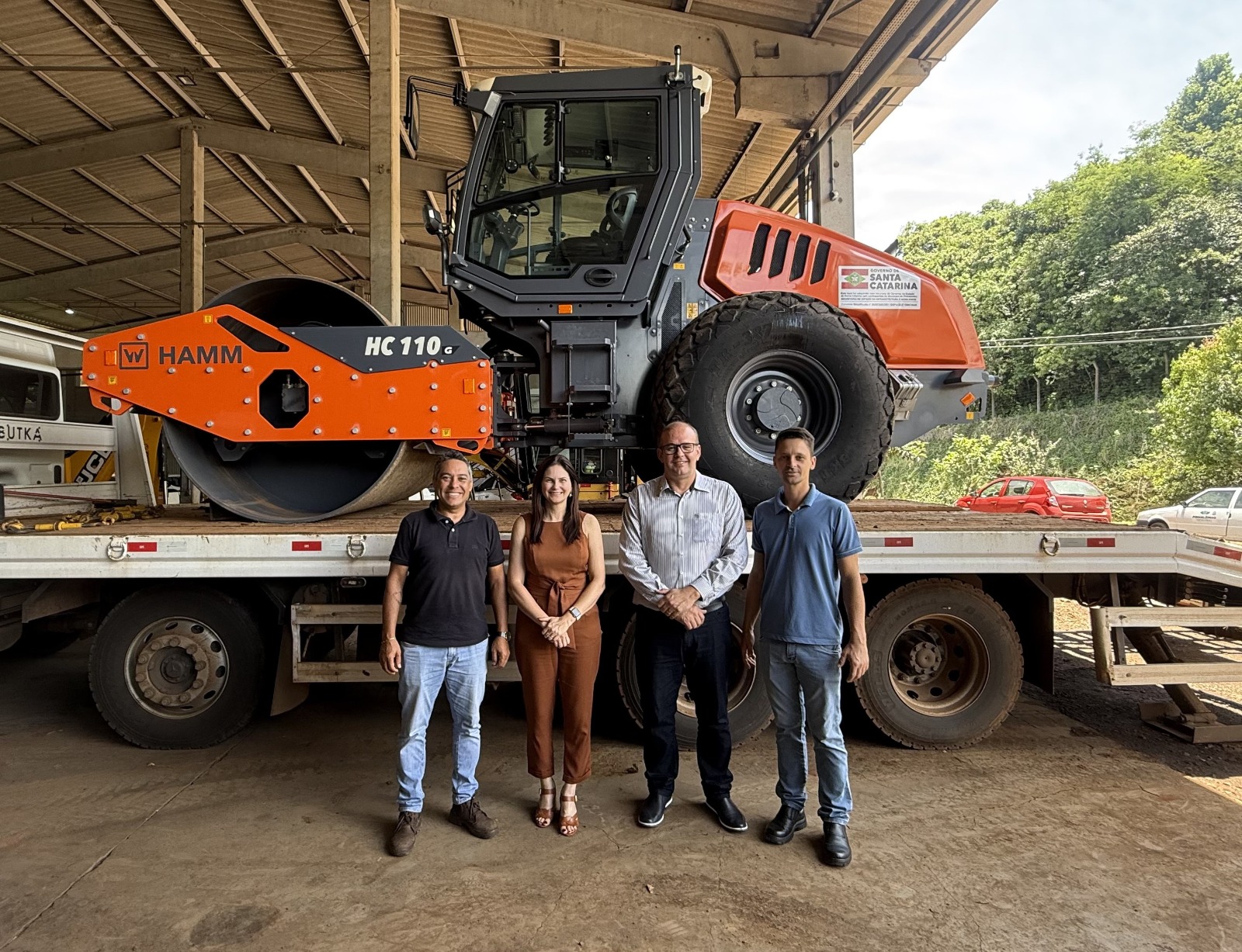 Investimento em rolo compactador com tecnologia exclusiva beneficia agricultura e mobilidade no interior