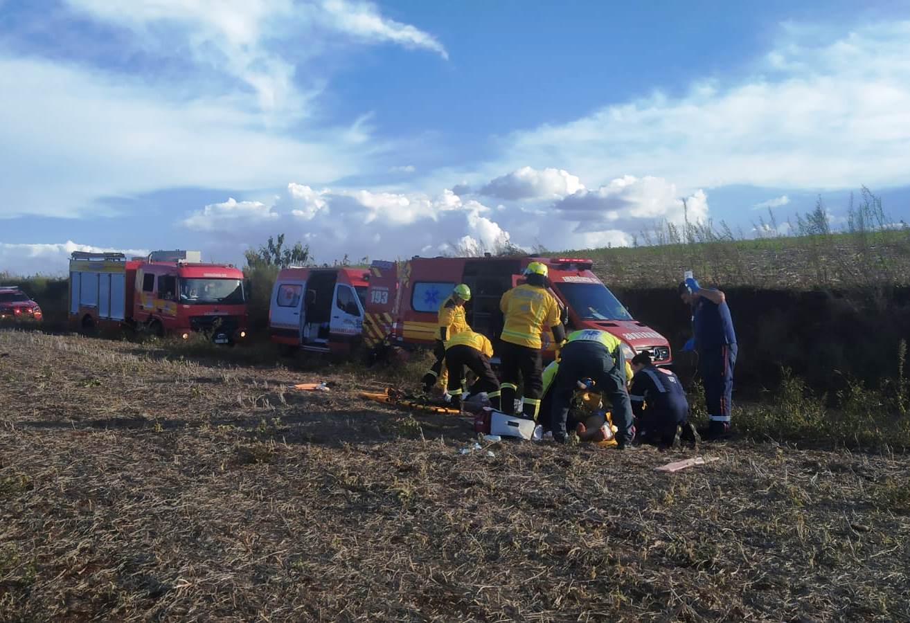 Jovens são arremessados por 15 metros em acidente