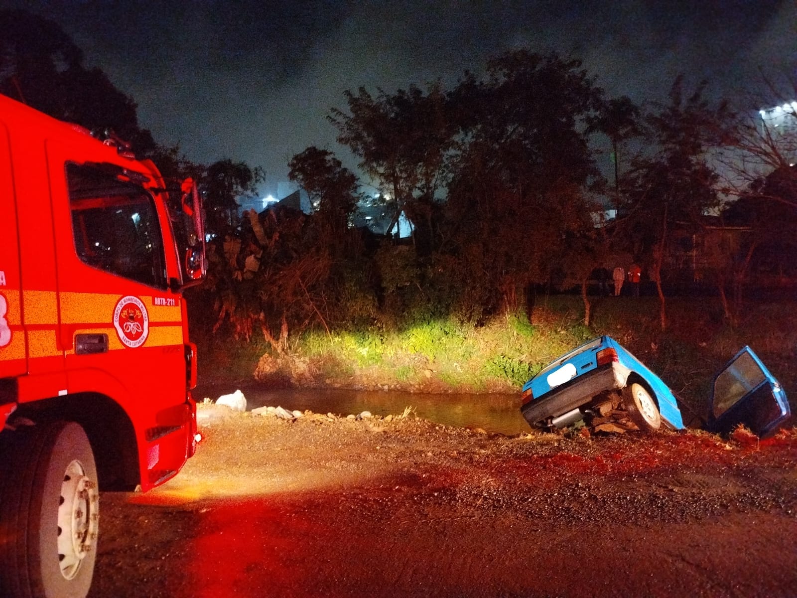 Idoso escapa de queda em rio após carro sair da pista