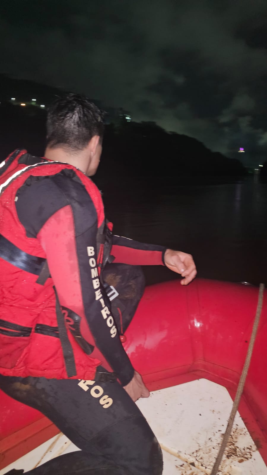 Bombeiros enfrentam chuva, correnteza e escuridão nas buscas por mulher que caiu de ponte
