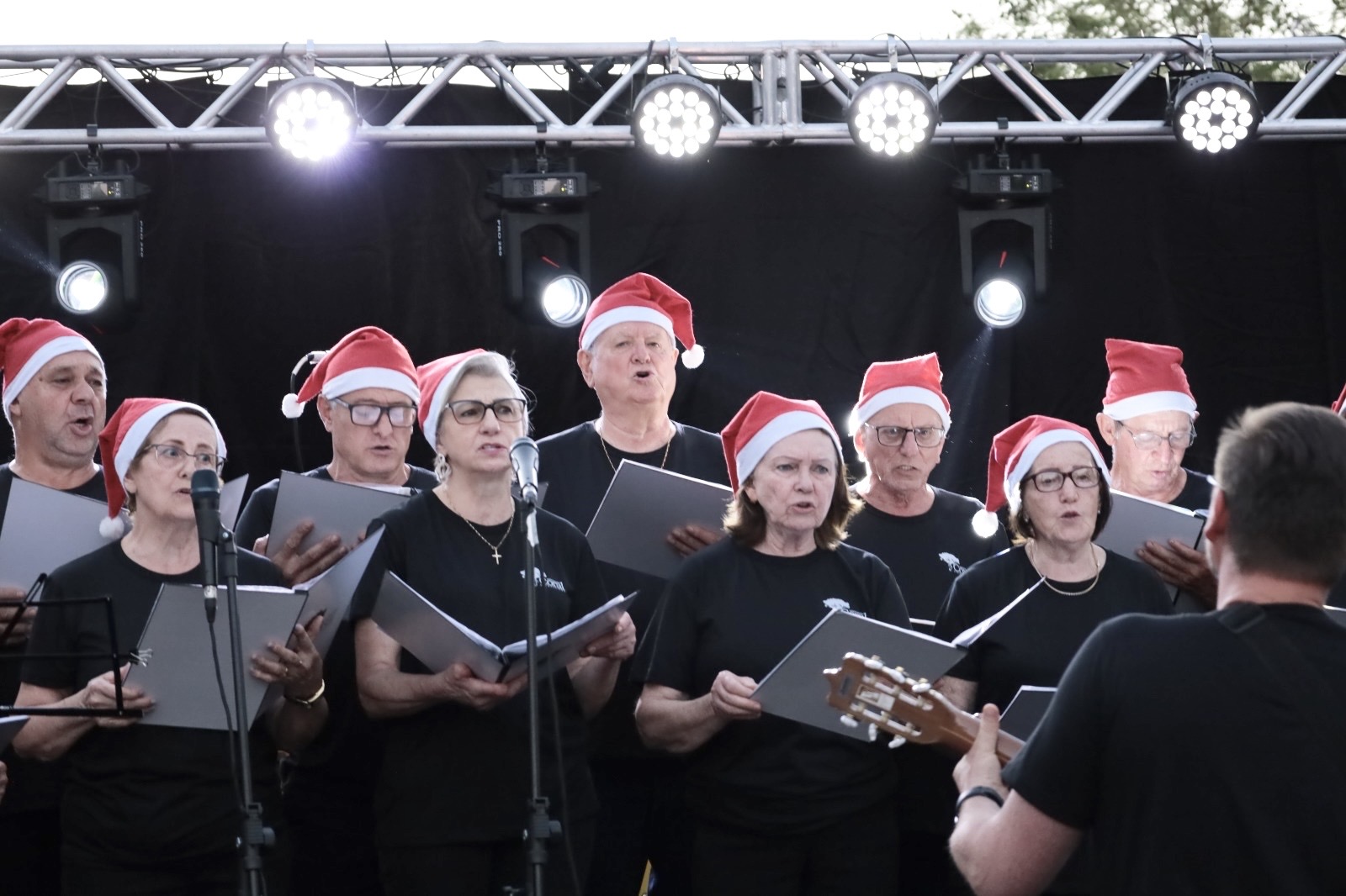 Pinhalzinho festeja aniversário com bolo e música