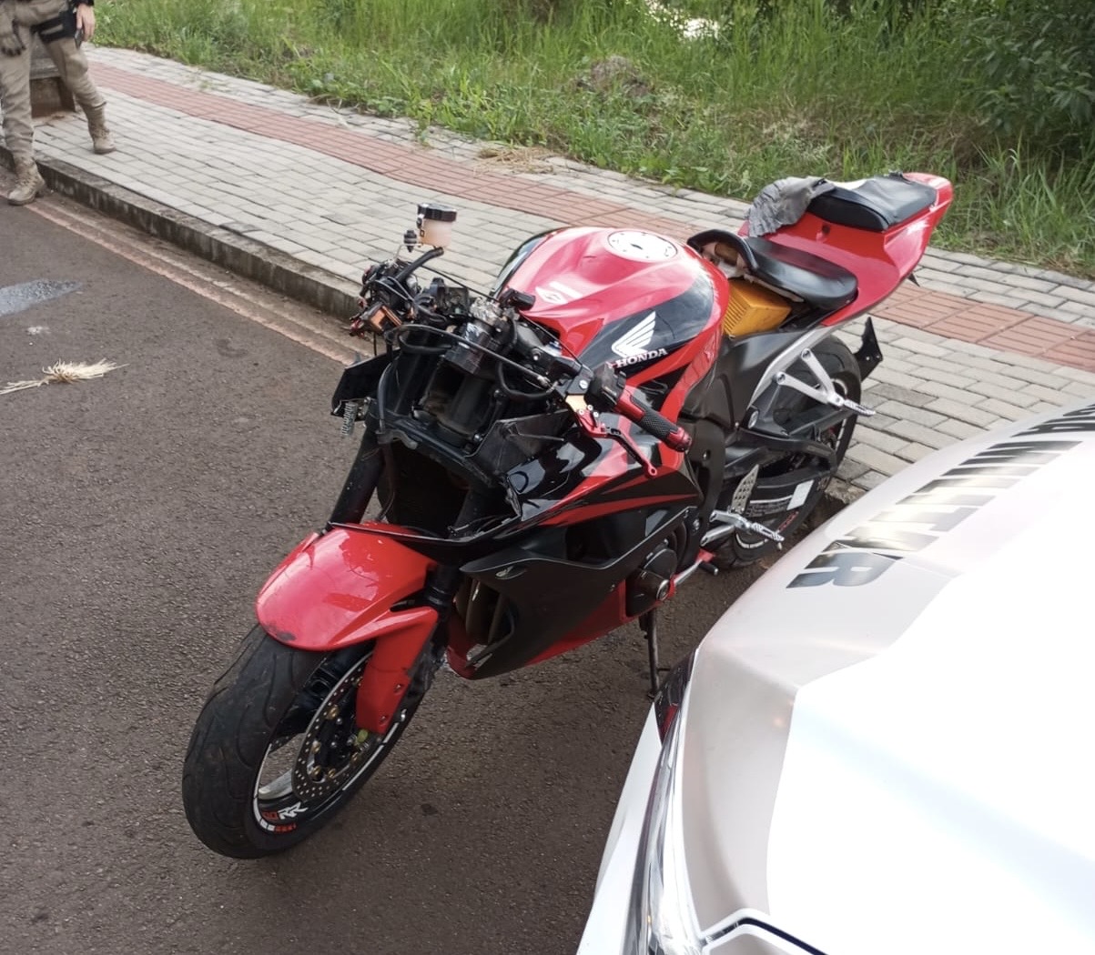 Motociclista sofre queda de Honda de alta potência