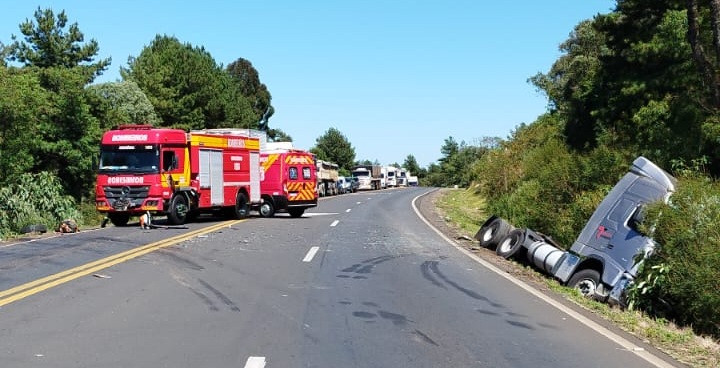 Caminhões rodopiam em batida traseira na BR-282