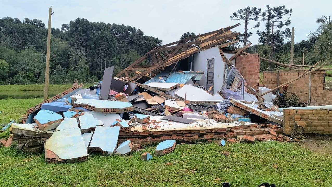 Temporal destrói residência de casal que se preparava para o casamento