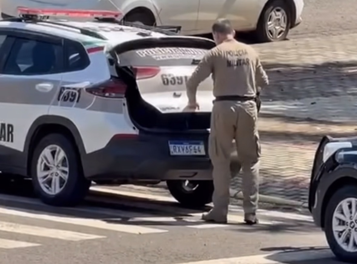 Irmãos acabam presos após um colocar fogo no carro do outro 