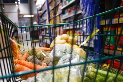 Cesta básica em Pinhalzinho consome metade do salário mínimo