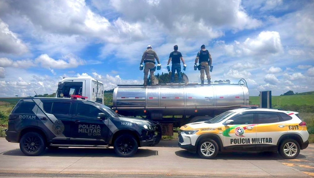 Carga de leite de fachada escondia 120 mil maços de cigarros